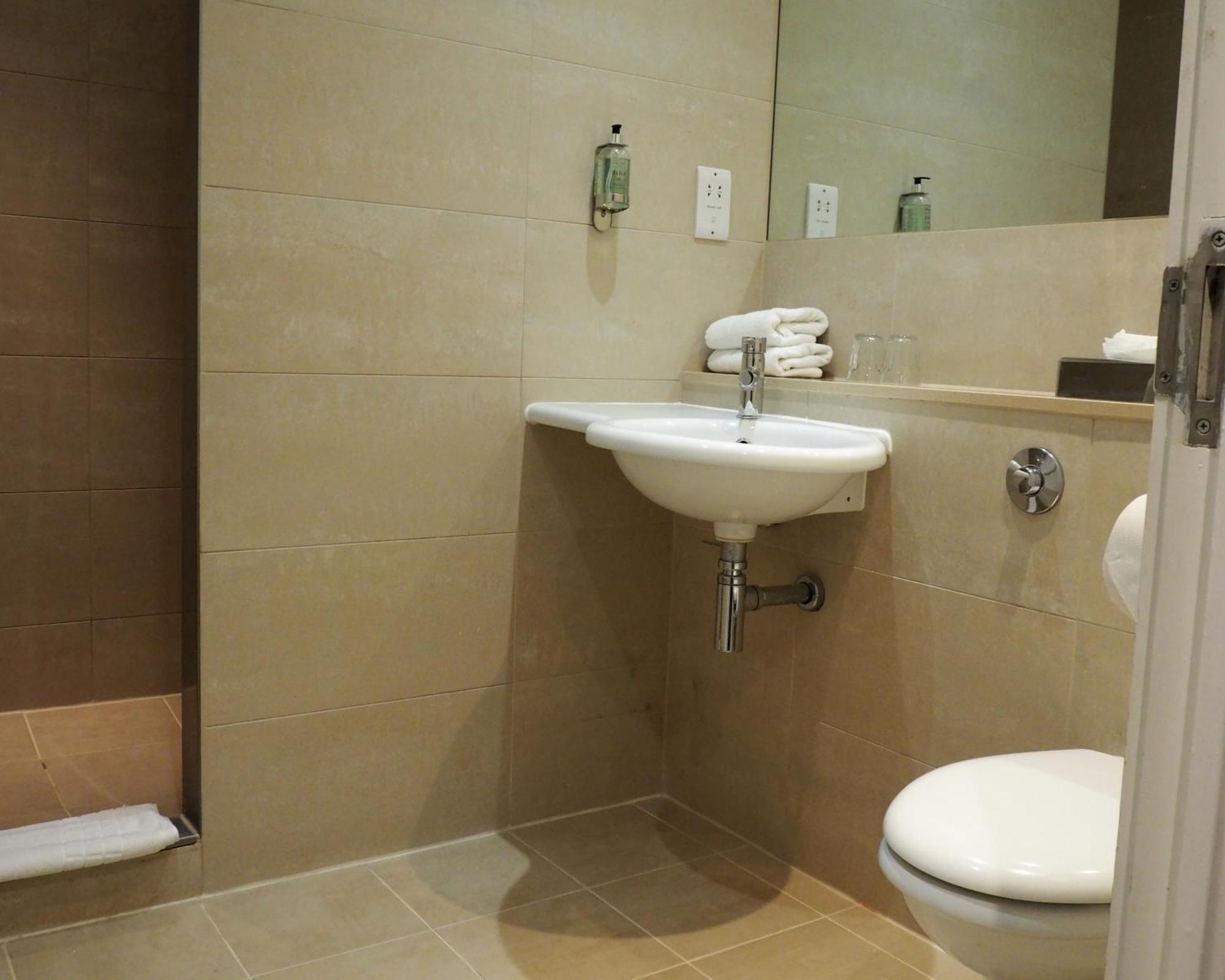 International Hotel Телфорд Екстериор снимка